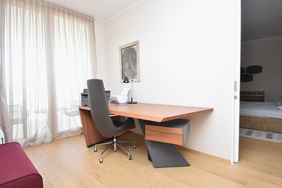 Dolgozószoba nagy ablakkal és íróasztallal