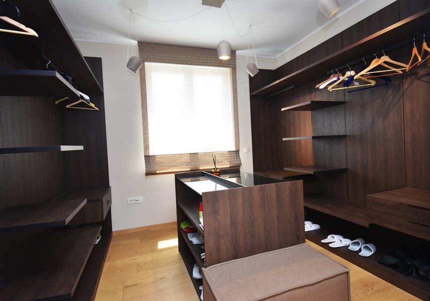 Tágas öltöző beépített