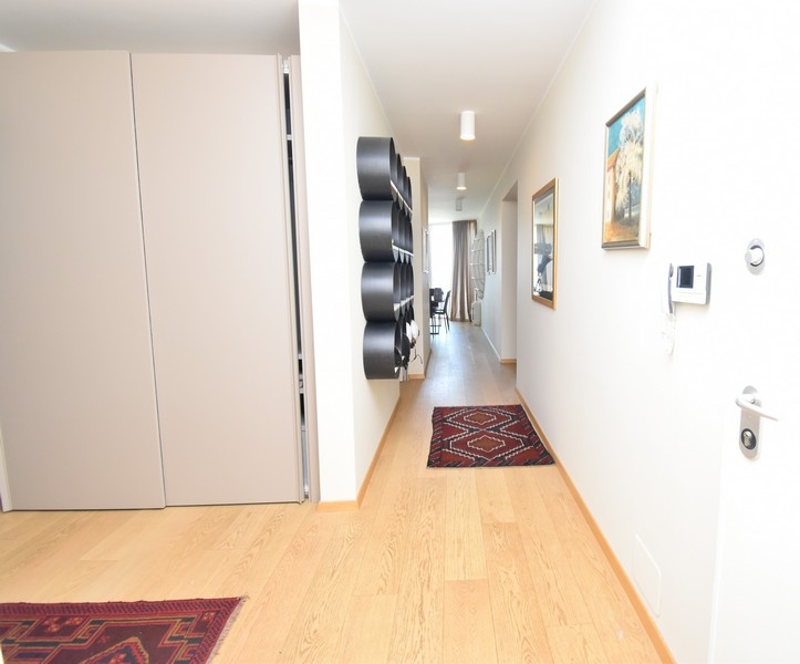 Folyosó beépített gardróbszekrényekkel és modern dizájnnal