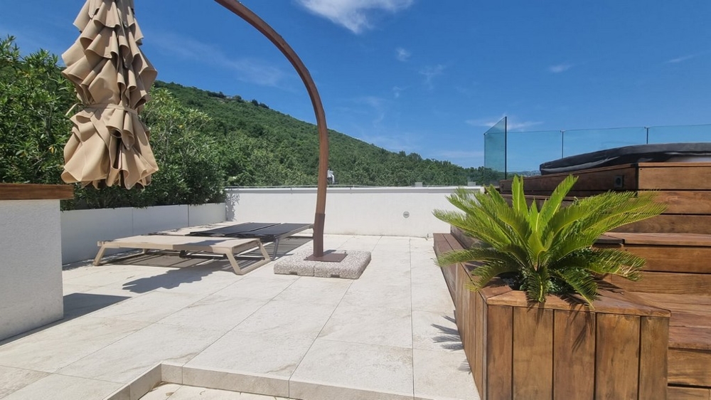 Tetőterasz pezsgőfürdővel és napozóágyakkal