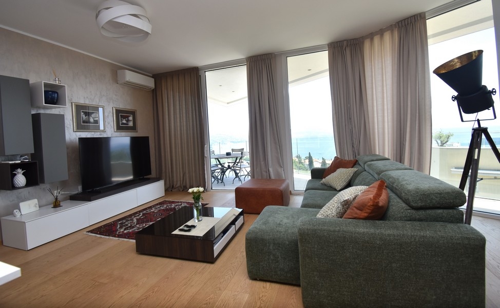 Nappali tengerre néző kilátással és kijárattal az erkélyre