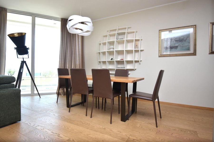 Étkező nagy ablakkal és modern dizájnnal