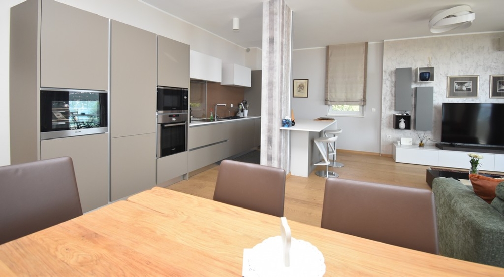 Nyitott konyha szomszédos nappalival