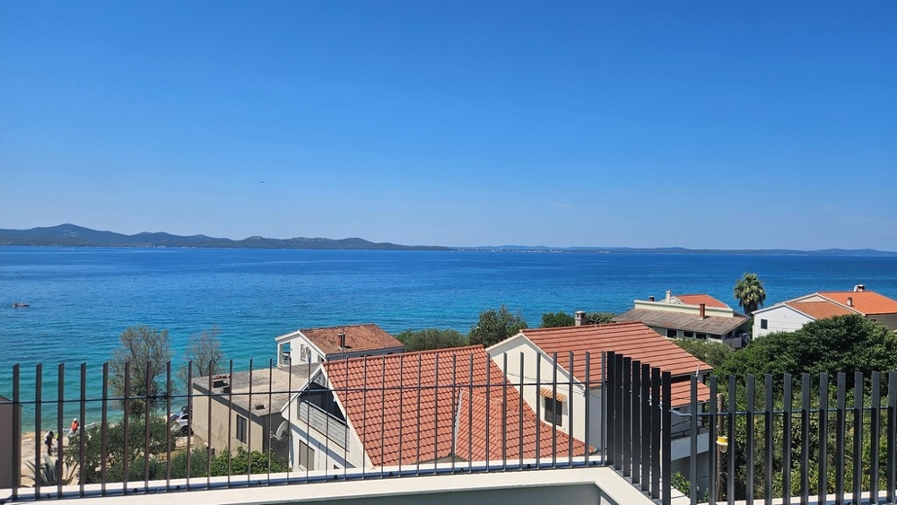 Panorámás kilátás a tengerre az A3683-as ingatlanról Zadar közelében, Dalmáciában.