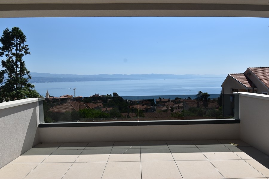 Terasz zavartalan kilátással a tengerre Lovran közelében, Opatija régióban.