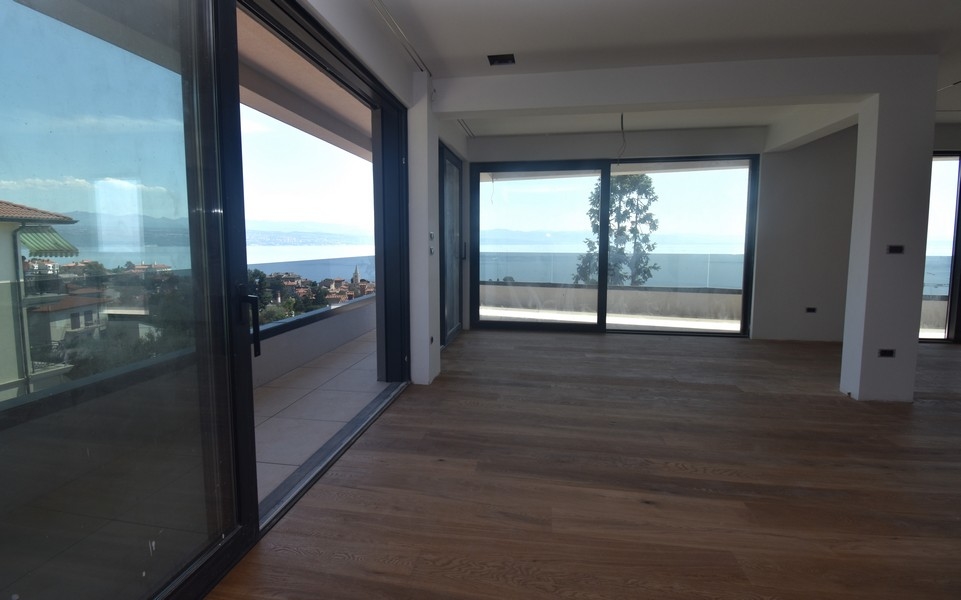 Az új A3685-ös lakás modern nappalija Lovranban, a Kvarner-öbölben.