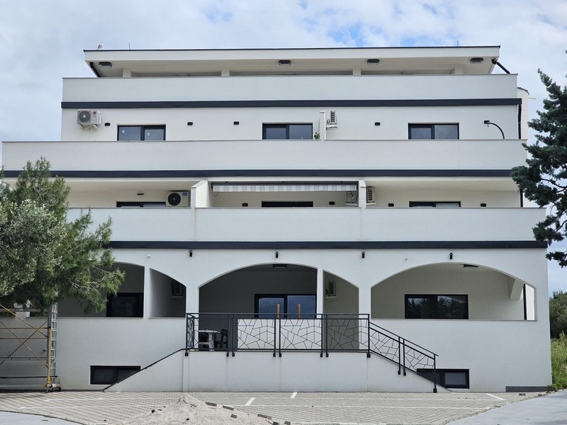 Modern új épület - a legfelső emeleti penthouse eladó Jezerában, Murter szigetén.