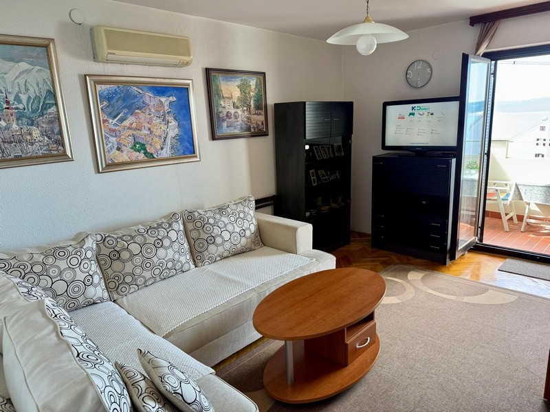 Kényelmes nappali kényelmes kanapéval és kilátással a Crikvenicai A3688 apartman teraszára.