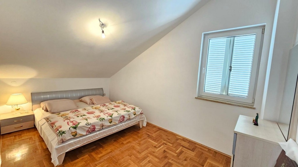 Világos hálószoba franciaággyal