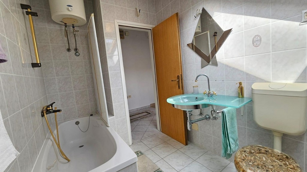 Fürdőszoba káddal és mosdóval