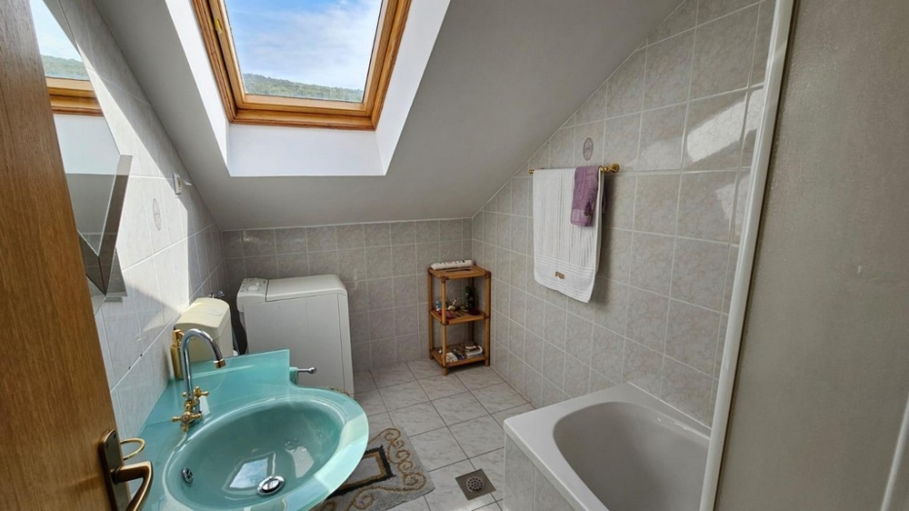 Fürdőszoba a horvátországi A3695 ingatlan tetőterében.