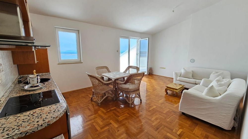 Gyönyörű parkettával burkolt nappali az A3695-ös ingatlanban.