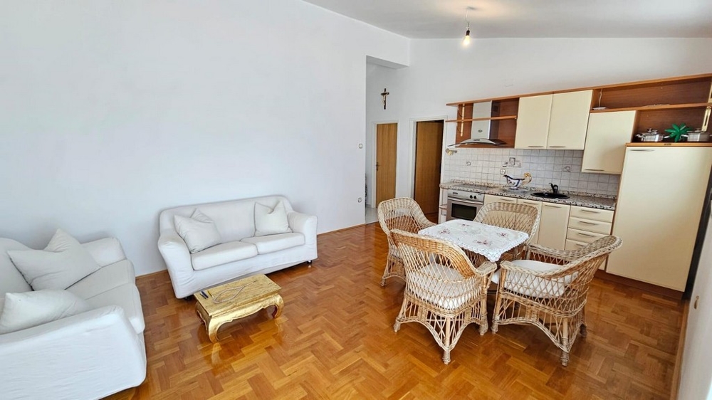 Nappali nyitott konyhával és ülősarokkal