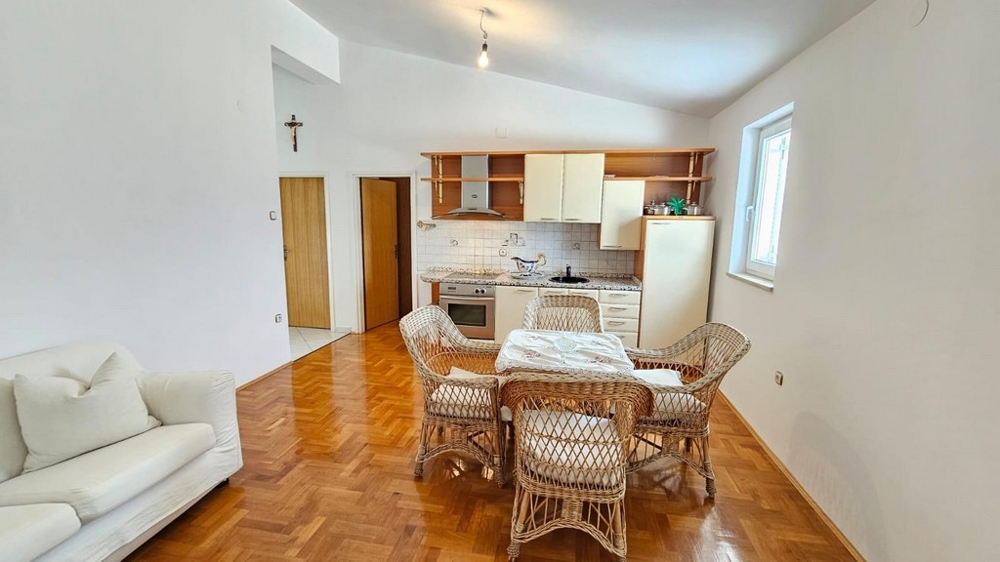 Konyha étkezőasztallal és két kanapéval