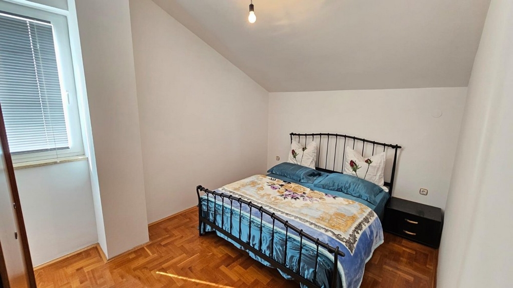 Hálószoba franciaággyal és ablakkal