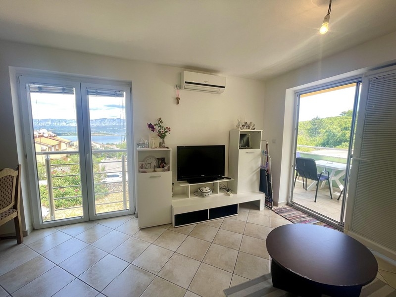 Az A3697-es apartman nappalija a Krk-i Soline-ban.