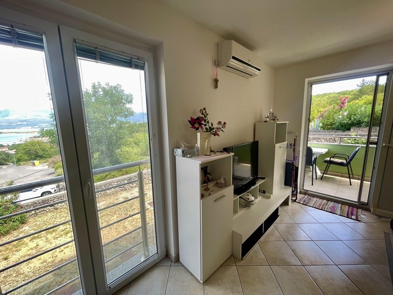 Bútorozott nappali, kilátással a tengerre.