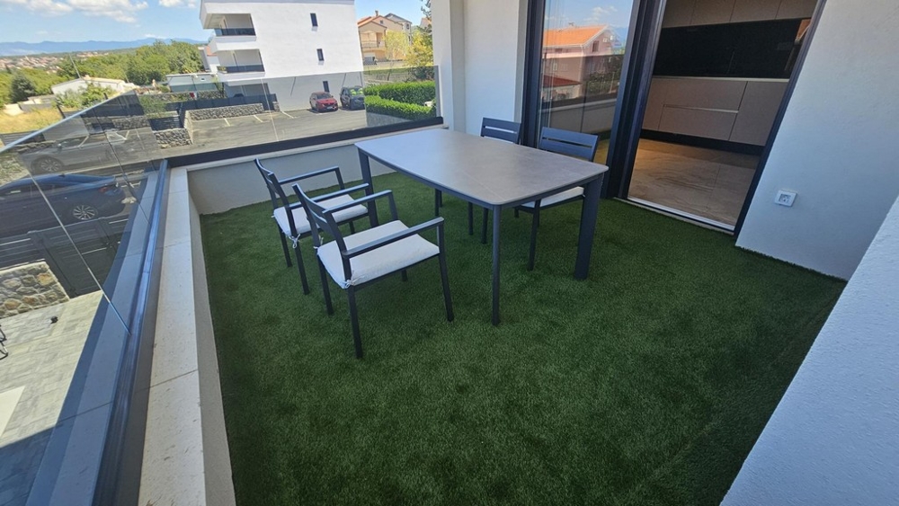 Műfüves terasz a horvátországi Krk-i A3698 ingatlanon.