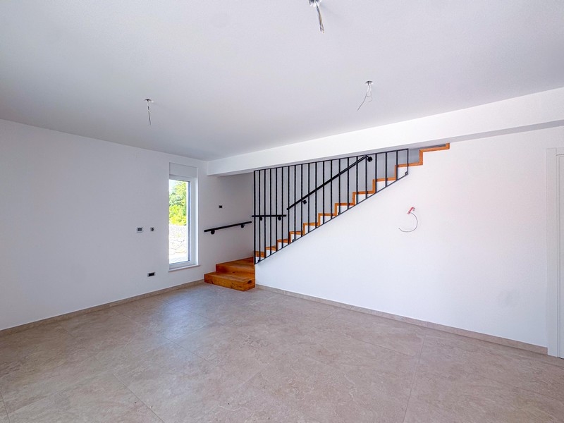 Nappali modern lépcsőkkel az A3699 ingatlan felső szintjére.