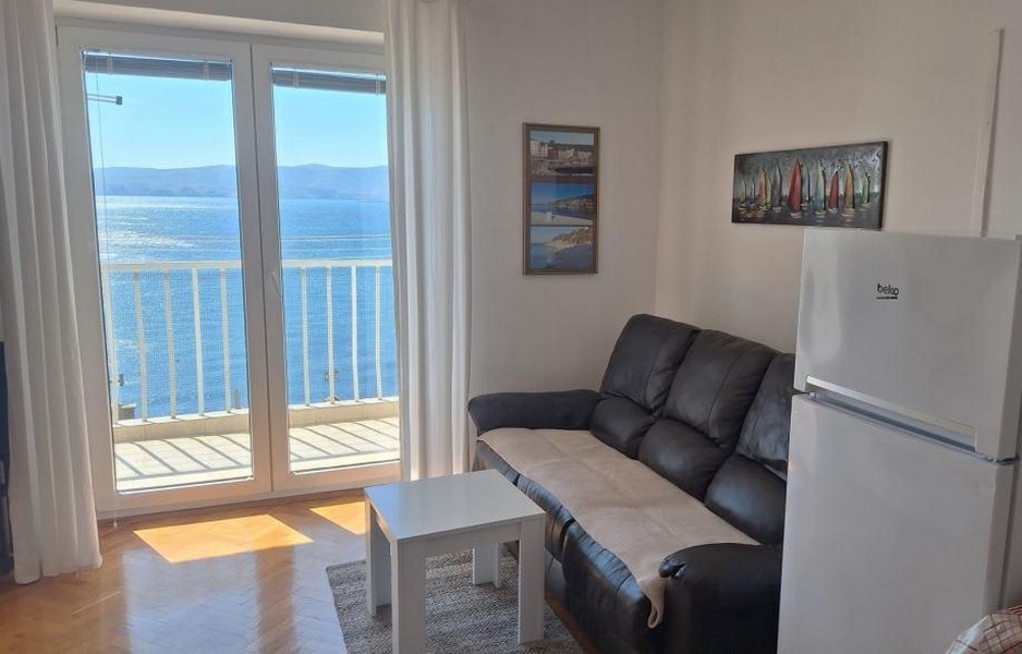 Az A3700 ingatlan nappalija panorámás kilátással a tengerre.