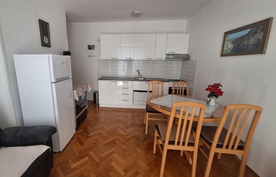 Az A3700 apartman konyhája és étkezője Senjben, Horvátországban - Panorama Scouting.