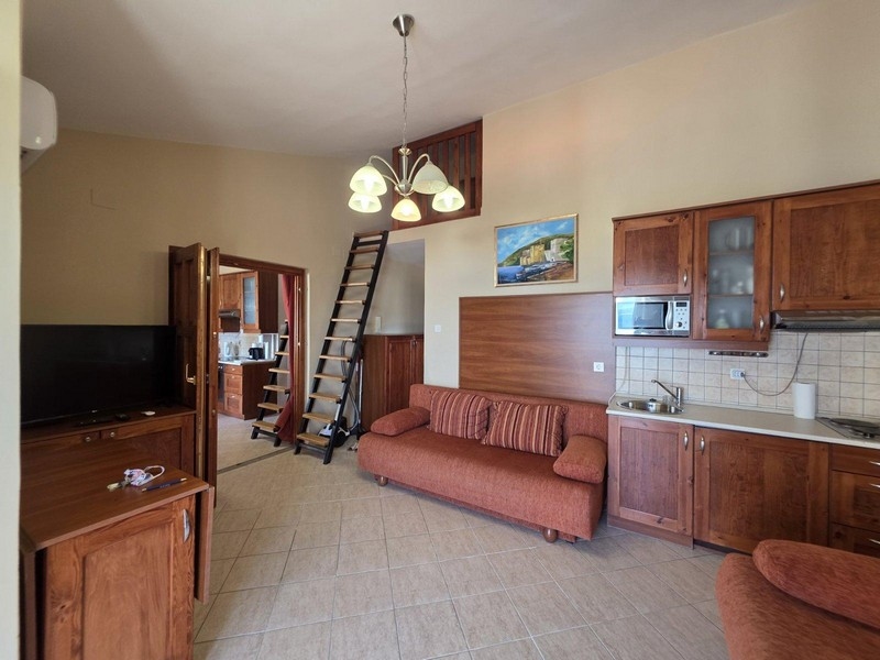 Kilátás a konyhás nappalira és az A3701-es ingatlan galériájára vezető lépcsőházra.