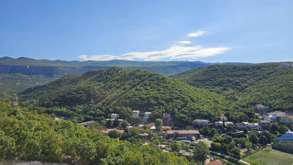 A Crikvenicán eladó A3702-es lakás zöldövezetére néző kilátás.