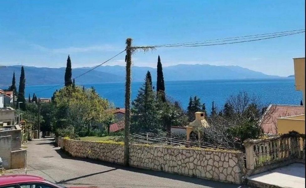 Vásároljon földszinti lakást a tenger közelében Horvátországban.