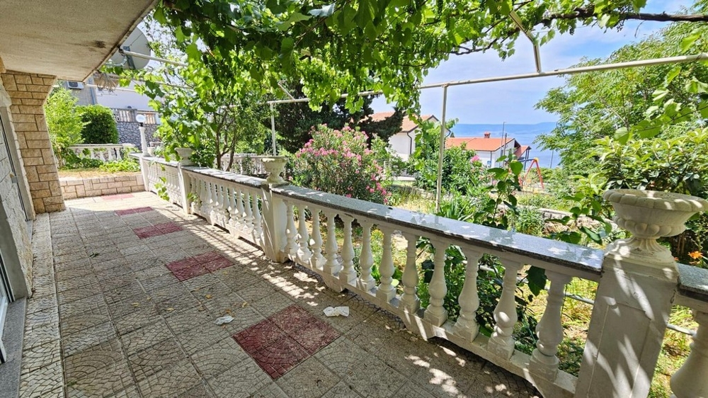 Tengerre néző terasz - A3704-es ingatlan Novi Vinodolskiban, a Kvarner-öbölben, Horvátországban.