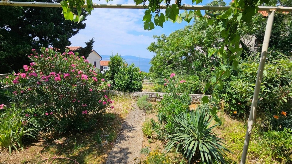 Tengerre néző kilátás az ingatlan külső részéből.