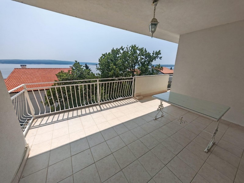 Tágas apartman tengerre néző kilátással - az A3708-as ingatlan Crikvenica közelében.