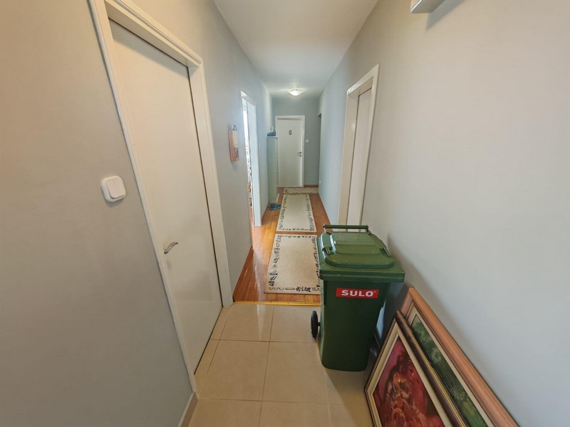 Folyosó ajtókkal és futókkal