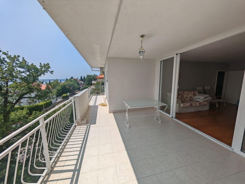 Tágas terasz, kilátással a tengerre.