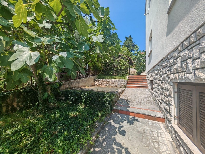 Kültéri lépcsők természetes kővel és kerttel