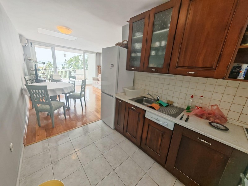 Konyha fából készült bútorokkal és étkezővel