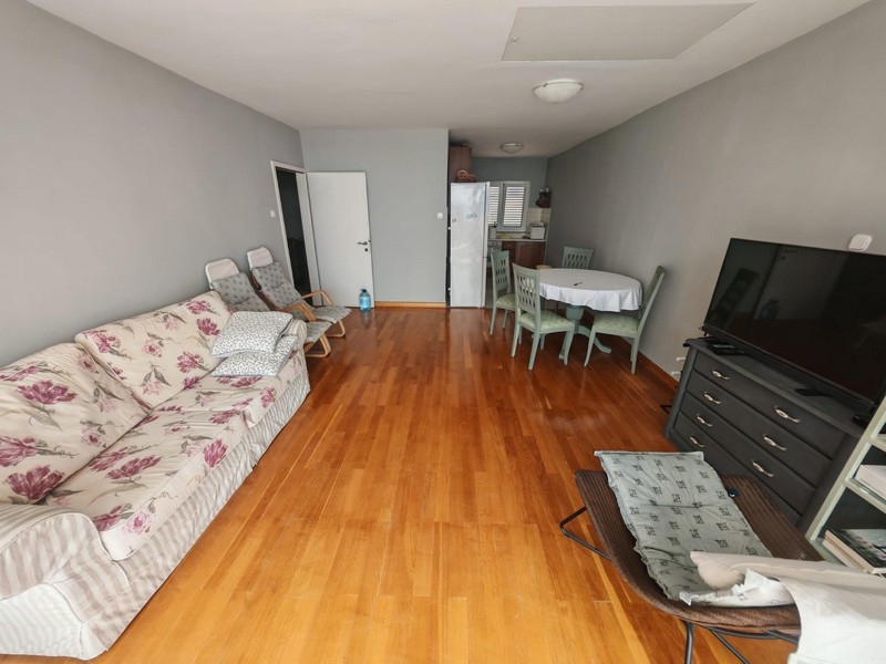 Nappali parkettával és TV-vel