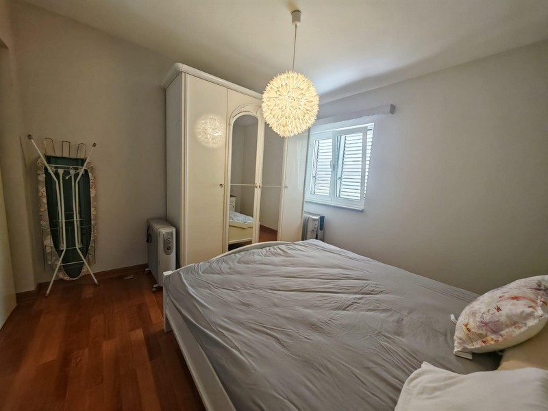 Hálószoba franciaággyal és szekrénnyel