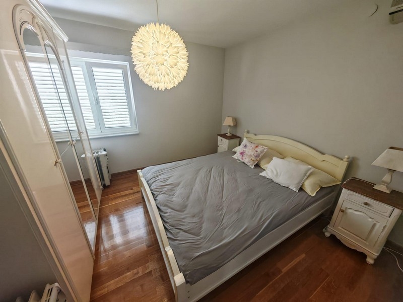 Ablakos hálószoba franciaággyal