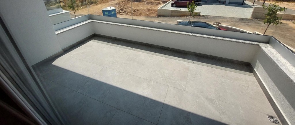 Modern terasz a horvátországi A3709 ingatlan új épületében.