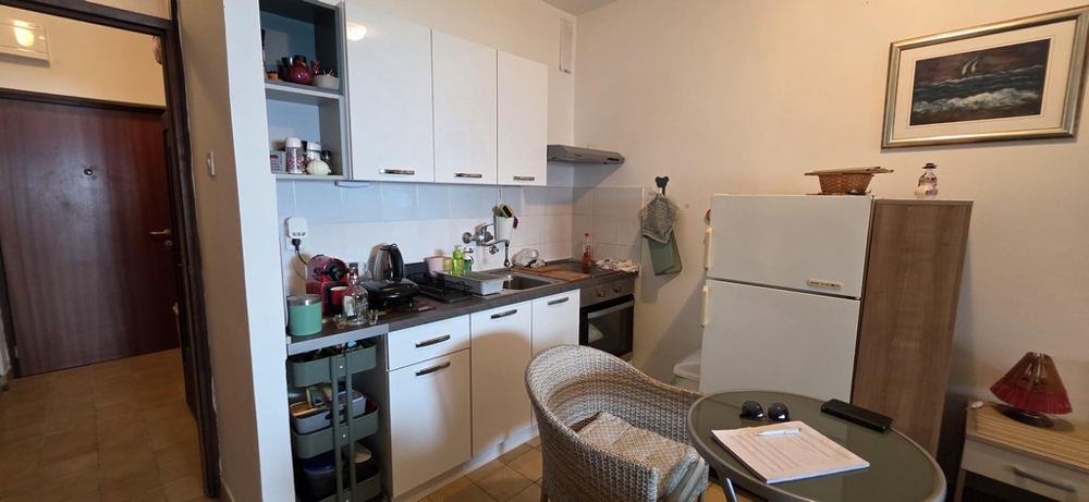 Konyha étkezővel és hűtőszekrénnyel