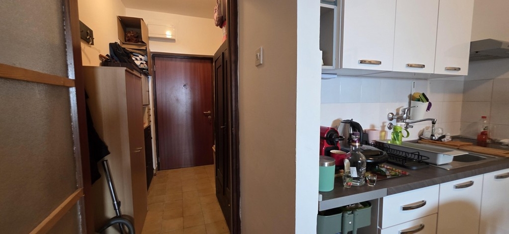 Bejárati rész ruhatárral és konyhával