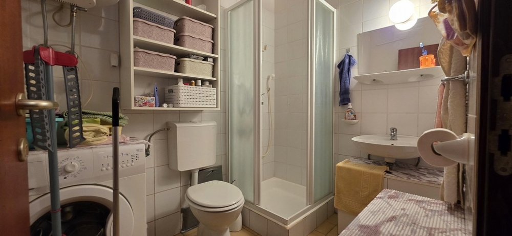 Fürdőszoba zuhanyzóval, WC-vel és mosógéppel
