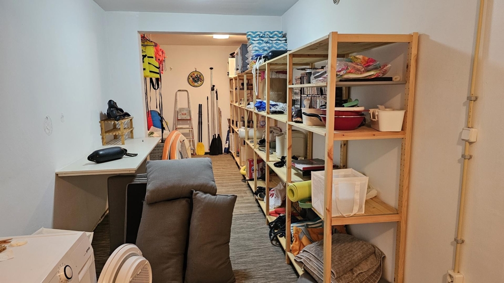 Nagy tárolóhelyiség polcokkal és tárolóhellyel