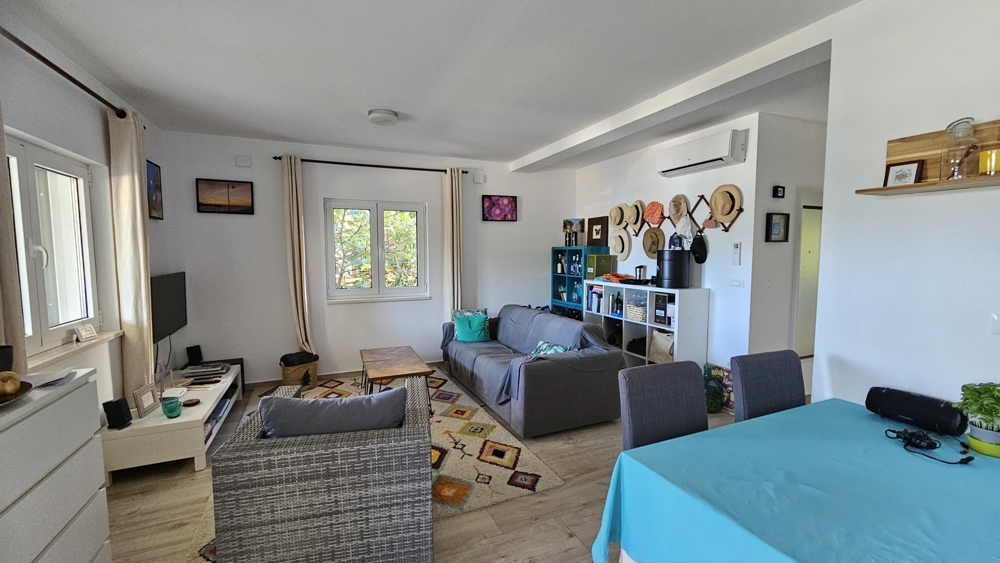 Nyitott nappali kanapéval és étkezőasztallal