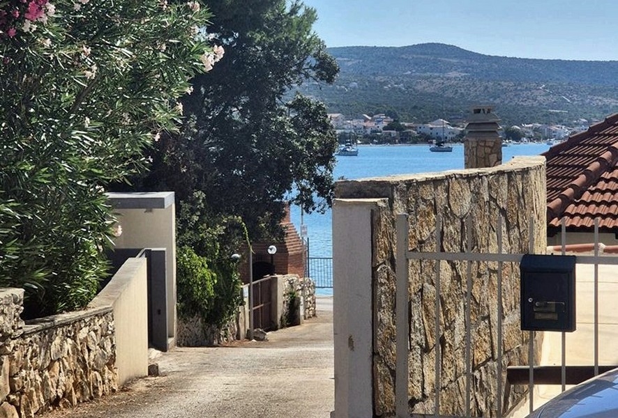 Vásároljon apartmant a tengerpart közelében Horvátországban, Rogoznicában.