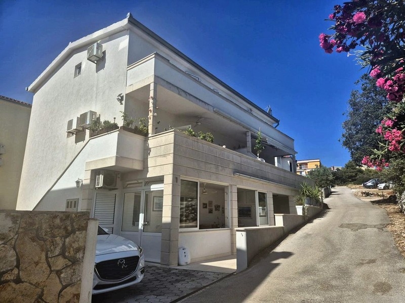 Ebben a lakóépületben található az A3713-as ingatlan Rogoznicában.