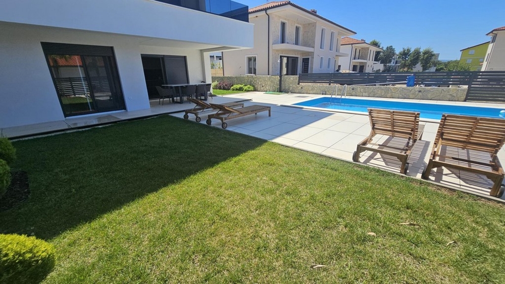 A horvátországi A3715 ingatlan napozóterasza és úszómedencéje.