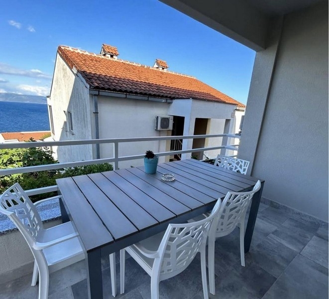 Kilátás az erkélyről a tenger partjára.