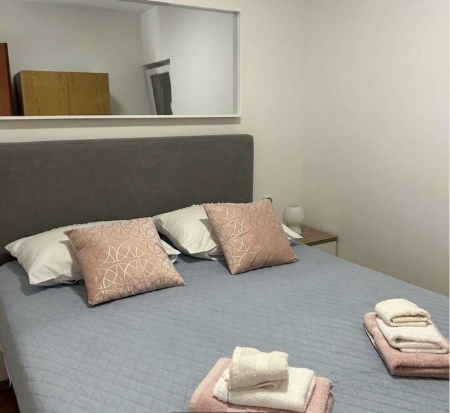 Hálószoba ággyal.