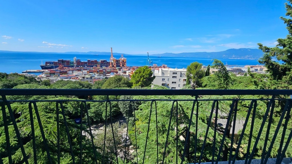 Kikötőre és tengerre néző lakás eladó Horvátországban, Rijekában.